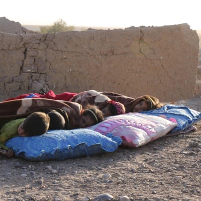 Sovande barn i Afghanistan efter jordskalv.