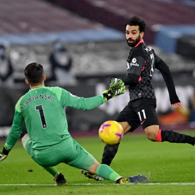 Mohamed Salah ger Liverpool ledningen med 2–0.