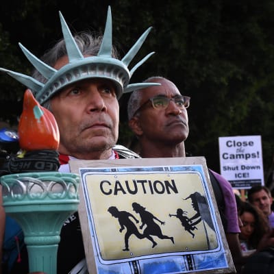 En demonstrant bar frihetsgudinnans krona då han deltog i en demonstration mot regeringens flykting- och invandrarpolitik i Los Angeles i juli 2019.