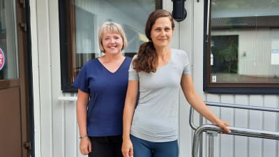 Ann-Kristin Sandström och Kira Floman-Andersson utanför sin mottagning i Borgå.