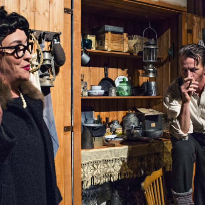 Professor Bergbom (Carola Sarén) övertygar Skitu-Kalle (Tobias Zilliacus) om att Iris ska få ta teaterlektioner.