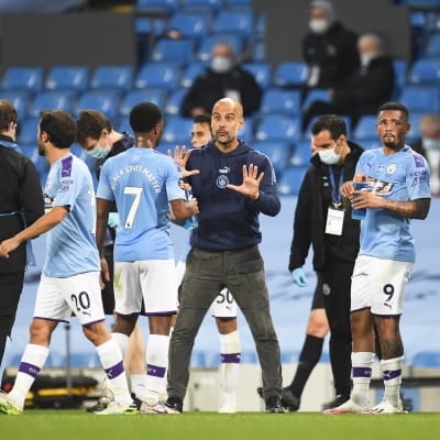 Manchester City-tränaren Pep Guardiola ger instruktioner till sina spelare i matchen mot Arsenal.
