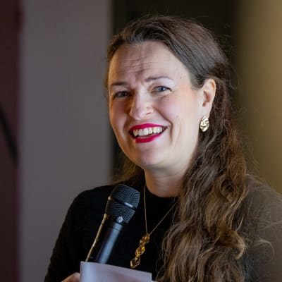 Anna-Kaisa Ikonen robottibussi-infossa Hervannassa.