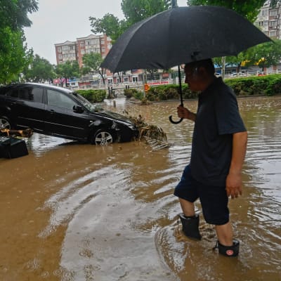 Översvämning i Peking den 31 juli 2023. Översvämningarna har krävt minst två dödsoffer.