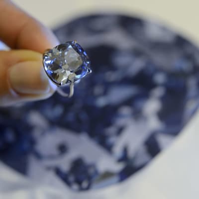 Världens dyraste diamant Blue Moon.