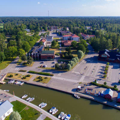 Helikopterbild av Ingå gästhamn och kommunhus
