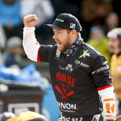 Manse PP:n Juha Puhtimäki tuulettaa