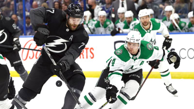 Victor Hedman och Miro Heiskanen kämpar om pucken.