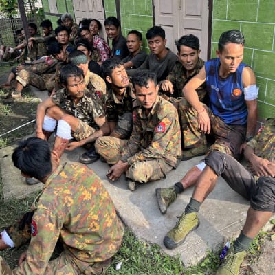 Skadade soldater från Myanmars militär lutar sig mot en vägg.