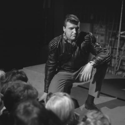 Nahkatakkinen Kai Lind yleisön edessä lavalla Karuselli-ohjelmassa 1963.