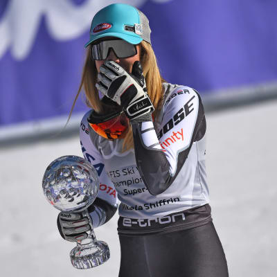 Mikaela Shiffrin förvånad över att ha vunnit kristallkulan i super-G.