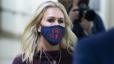 Den omstridda republikanen Marjorie Taylor Greene brukar bära munskydd med budskap på i representanthuset. Så också på torsdagen då det stod "Free Speech", det vill säga "yttrandefrihet" på hennes munskydd. 