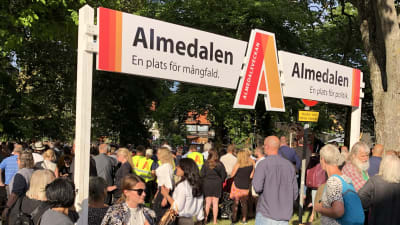 Trängsel vid ingång till Almedalen