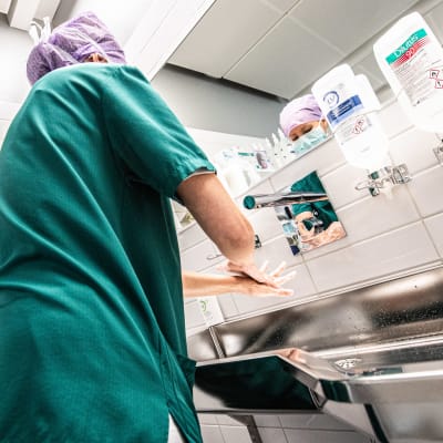 Sjukskötare tvättar händerna.