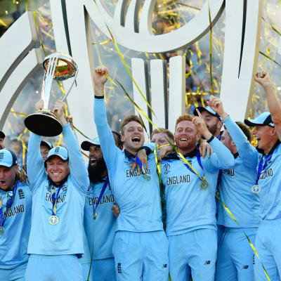 Englands herrlandslag i cricket lyfter VM-pokalen.