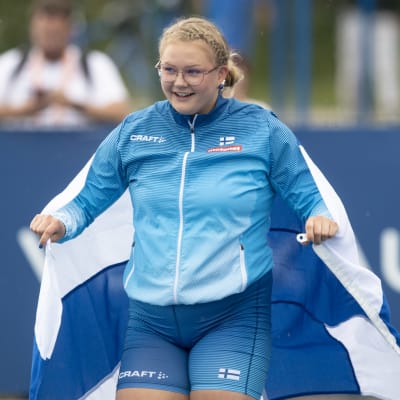 Emilia Kangas håller i Finlands flagga.