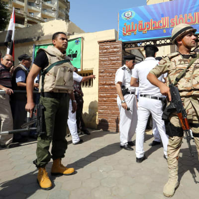 Soldater utanför en vallokal i Kairo måndagen den 26 maj.