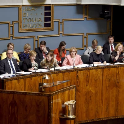 Ministrarna i regeringen Rinne sitter i plenisalen.