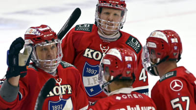 HIFK-spelare firar mål.
