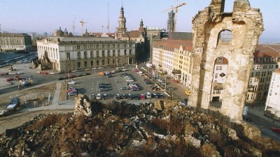 Den 4 januari 1993 började man förbereda återuppbyggnaden av Frauenkirche efter bombattackerna i Dresden 1945