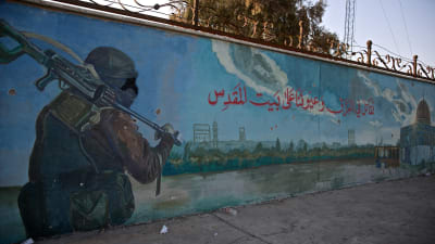 En väggmålning med en terrorist.