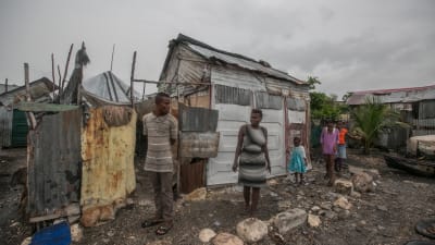 De flesta sluminvånare kring huvudstaden Port-au-Prince vägrar att fly undan orkanen av rädsla för att deras egendom stjäls