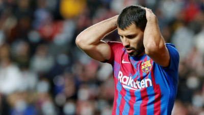 Sergio Agüero håller sig för huvudet.