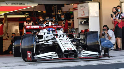Valtteri Bottas kör ut från depån.