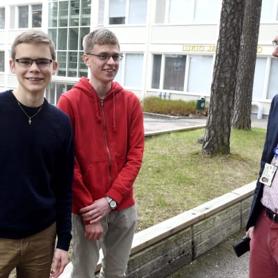 Vännerna Timo Syvälahti (till vänster) och Otso Nieminen skrev båda åtta laudatur i studentexamen. Till höger rektor Panu Ruoste vid Lohjan yhteislyseon lukio.