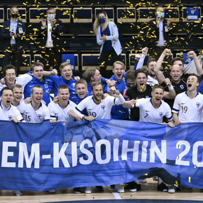 Finlands spelare jublar med en banderoll.