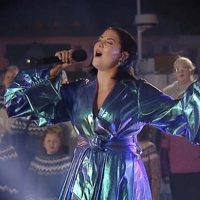 Molly Sandén uppträder på Oscarsgalan 2021, på Island. I bakgrunden står en barnkör och sjunger med. 