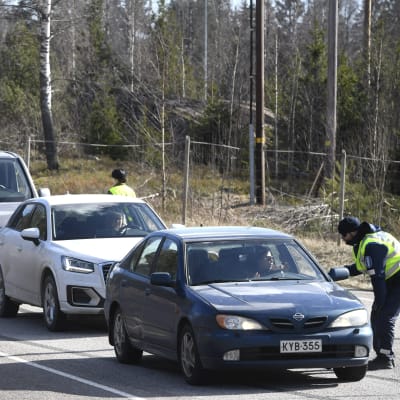 Polisen granskade bilar i Kymmenedalen i jakten på rymlingarna