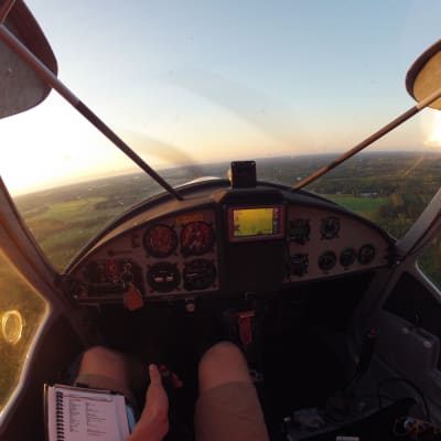 Ur pilotens synvinkel i ett litet flygplan