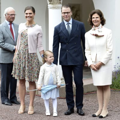 Kungafamiljen utanför Solliden på Victorias födelsedag 14.7.2015.
