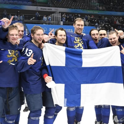 Finlands spelare firar segern.