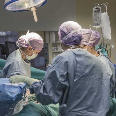 Kirurger operarar en patient i en operationssal.