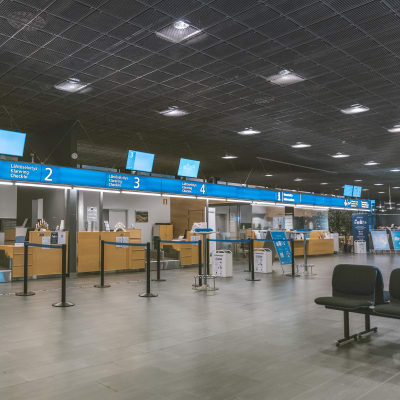 Lähtöselvitys tiskejä Tikkakosken lentokentällä.
