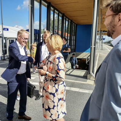 Vd Rolf Jansson på VR och justitieminister Anna-Maja Henriksson hälsar på varandra på Jakobstad-Pedersöre tågstation.