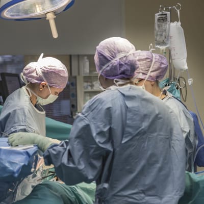 Kirurger operarar en patient i en operationssal.