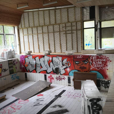 Kontiorannan entisen varuskunnan uimahallin allas oli maalattu täyteen graffiteja ennen purkamista.
