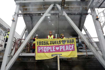Greenpeace-aktivister protesterar mot importen av rysk stenkol den 5 april 2022.