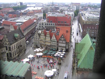Flygfoto över Hansestaden Bremen med torget i centrum