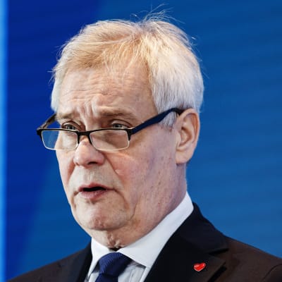 Antti Rinne håller tal. 