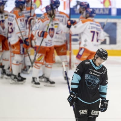 Tappara juhlimassa toisen finaalin voittoa.