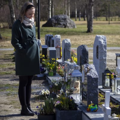 Sandra Holmgård står på gravgården framför sin son Olivers grav. 