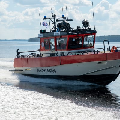 Pelastusvene liikkeellä Kallavedellä.