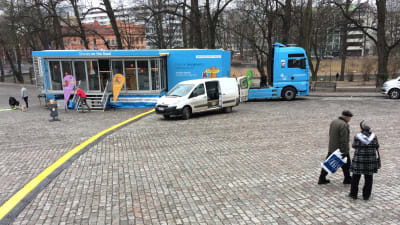 Lutherlastbilen framför Åbo Domkyrkan