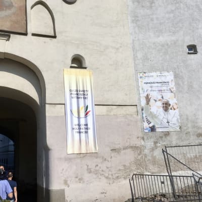 Morgongryningens port in till Vilnius gamla stad har banderoll med ett välkomstbudskap åt påve Franciskus
