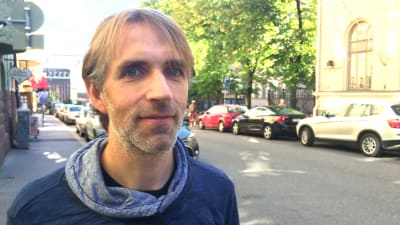 Demografiforskaren Tomas Sobotka står på en gata i Helsingfors. Det är höst.