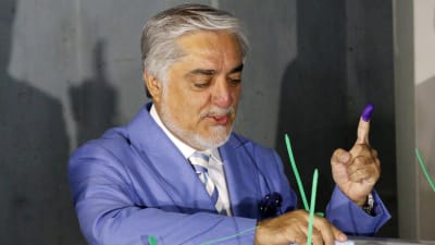 Presidentkandidaten Abdullah Abdullah lade också sin röst i en vallokal i Kabul. 